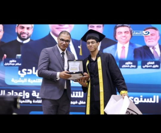 تكريم القائد العام على التلفاز